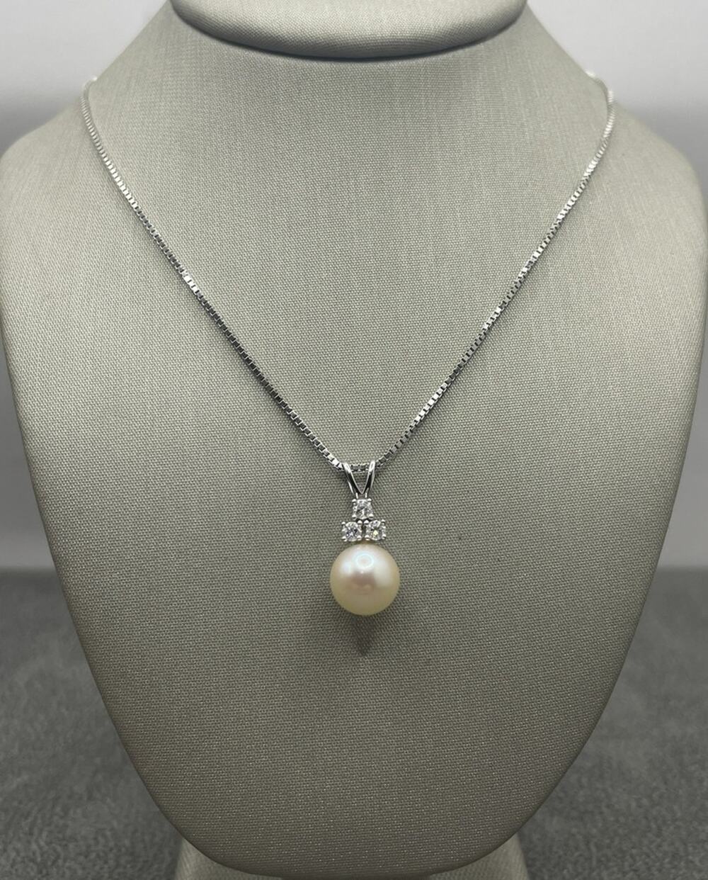 14K White Gold Box Chain W/ Cultured Pearl & 3 Diamond Pendant (25837)